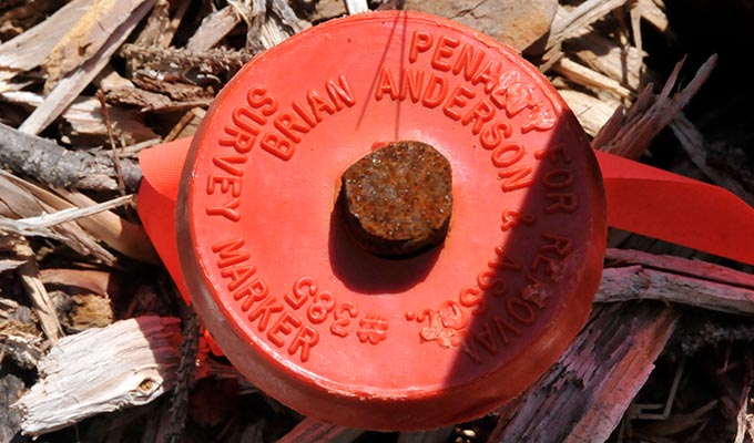 Vermessungsmarker eines Grundstückes bei Canadian Pioneer Estates Ltd. 