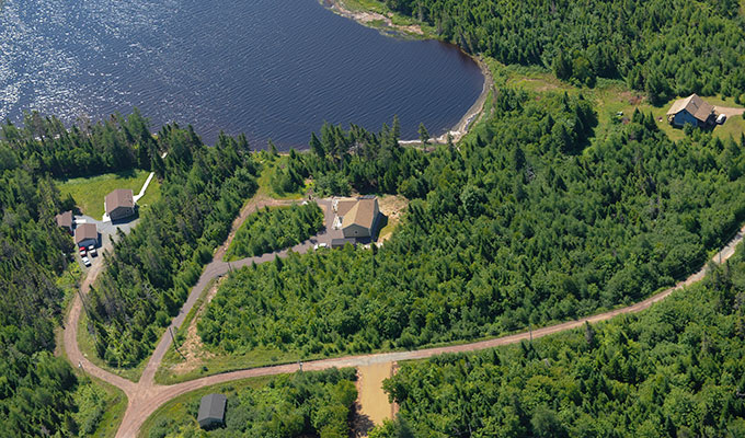 Landerschließung von Canadian Pioneer Estates Ltd. in geschützter Meeresbucht