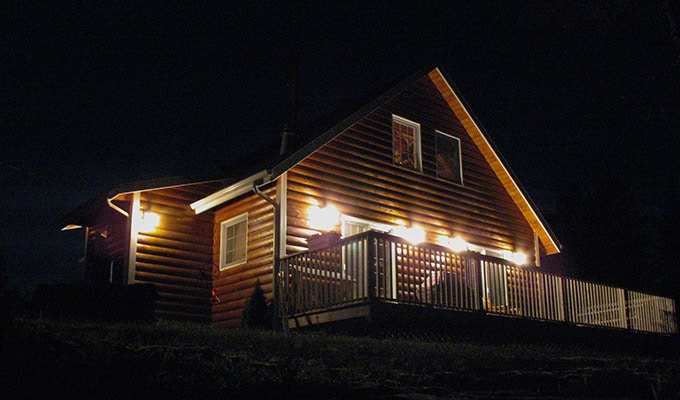 Haus am See bei Nacht - Canadian Pioneer Estates Ltd. 