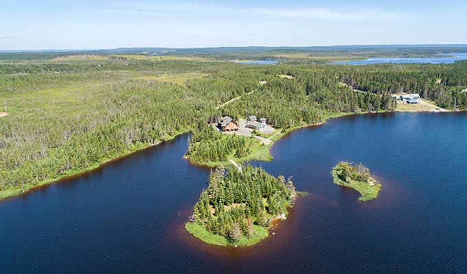 Häuser am See in einer Landerschließung von Canadian Pioneer Estates Ltd. 