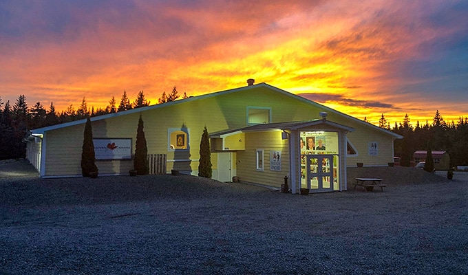 Das Friends United International Convention Center auf Cape Breton - Native Art 