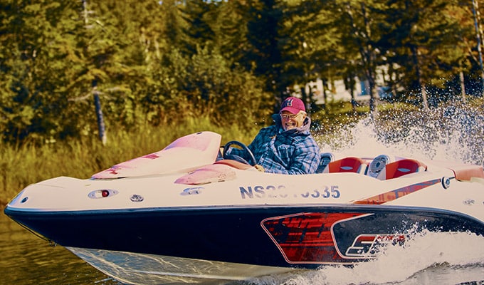 Kunde hat Spaß im Motorboot auf Cape Breton Island