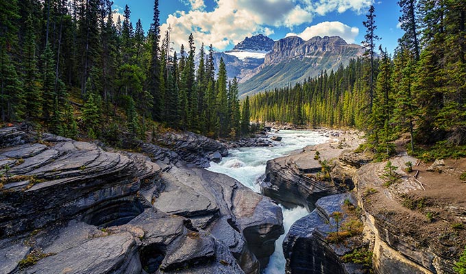 steinige Flußlandschaft British Columbia Berge Schnee