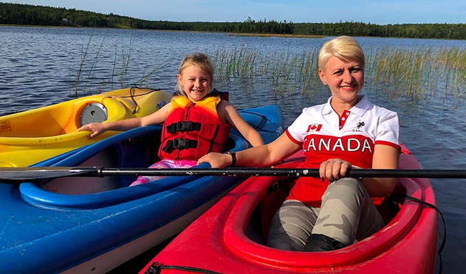 Mutter und Tochter im Kajak, beliebte Freizeitbeschäftigung in Nova Scotia