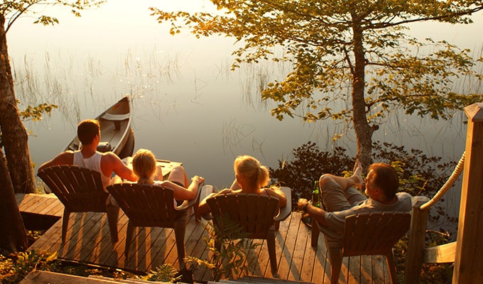 Familie genießt Sonnenuntergang am eigenen Seegrundstück auf Cape Breton Island