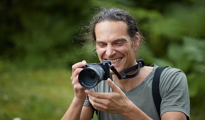 Lifestyle Nova Scotia Kanada lachender Mensch mit Fotoapparat