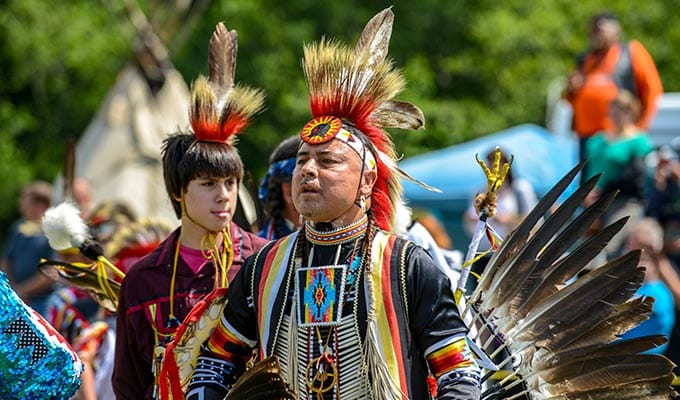 Ureinwohner Kanadas bei einem Treffen (Pow Wow)