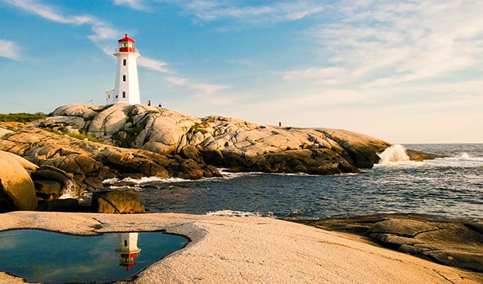 Peggy´s Cove Leuchtturm in Nova Scotia Felsenlandschaft und blauer Himmel