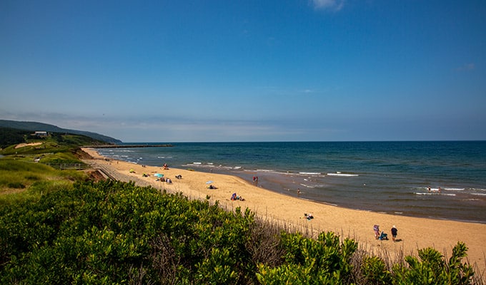 warme Sommer an der Ostküste Kanadas - Sandstrand auf Cape Breton Island