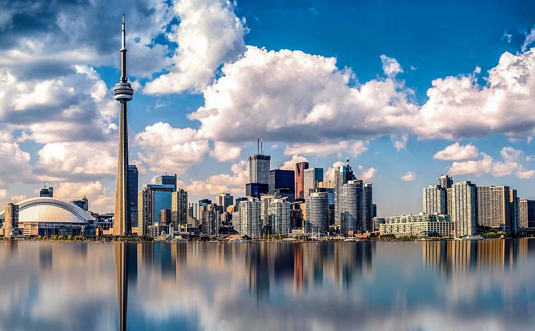 Blick über See auf Toronto CNN Tower - Metropole Toronto Bevölkerung