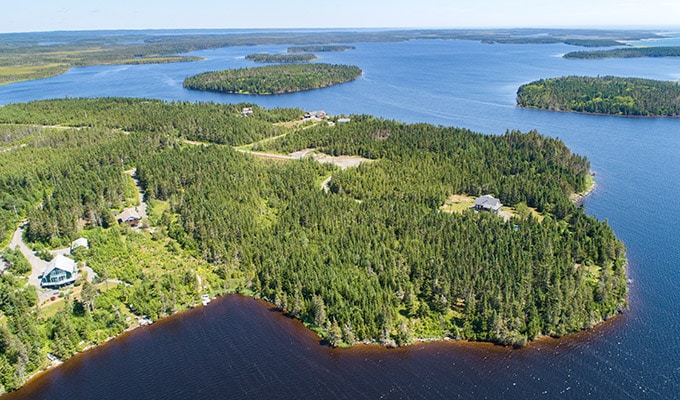 Luftaufnahme bebaute Erschließung am See auf Cape Breton