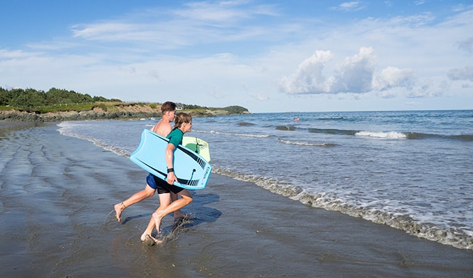 Einer der vielen Sandstrände auf Cape Breton Island, Kanada